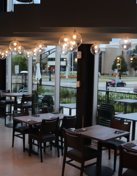 Resto Bar Loft - Le 1973 - Servir le bonheur à nos clients